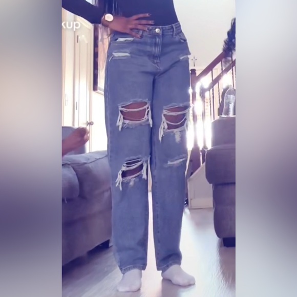 Pretty little thing mid blue ripped mom jeans size us 8 / taille EU 40 - Picture 2 of 2